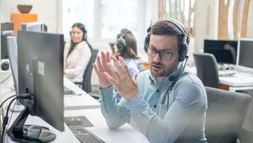 Ce salariu are un angajat la call-center? Se află în topul preferințelor românilor care își caută un job